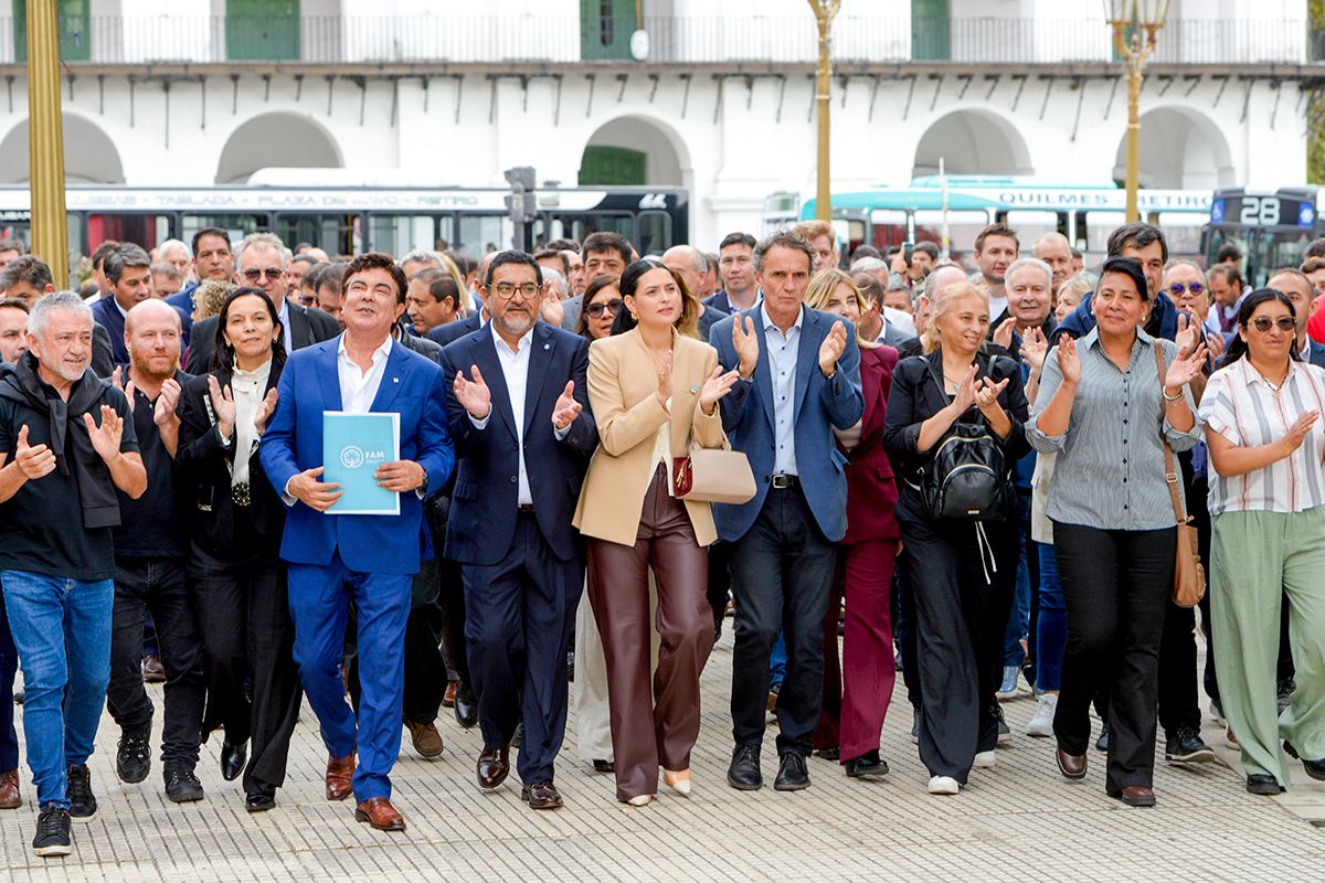 In an unprecedented claim, mayors from all over the country marched against the defunding of Milei and Caputo