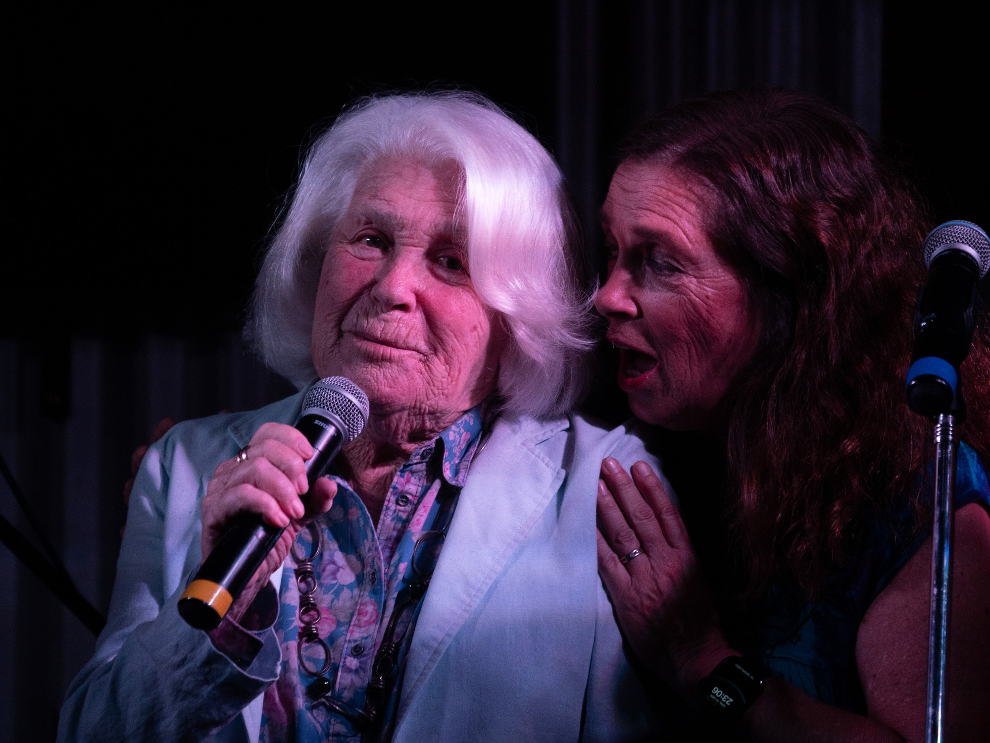 Mónica Cahen D’Anvers was encouraged to sing at the age of 91 with her daughter, Sandra Mihanovich, in “La Campiña” in San Pedro