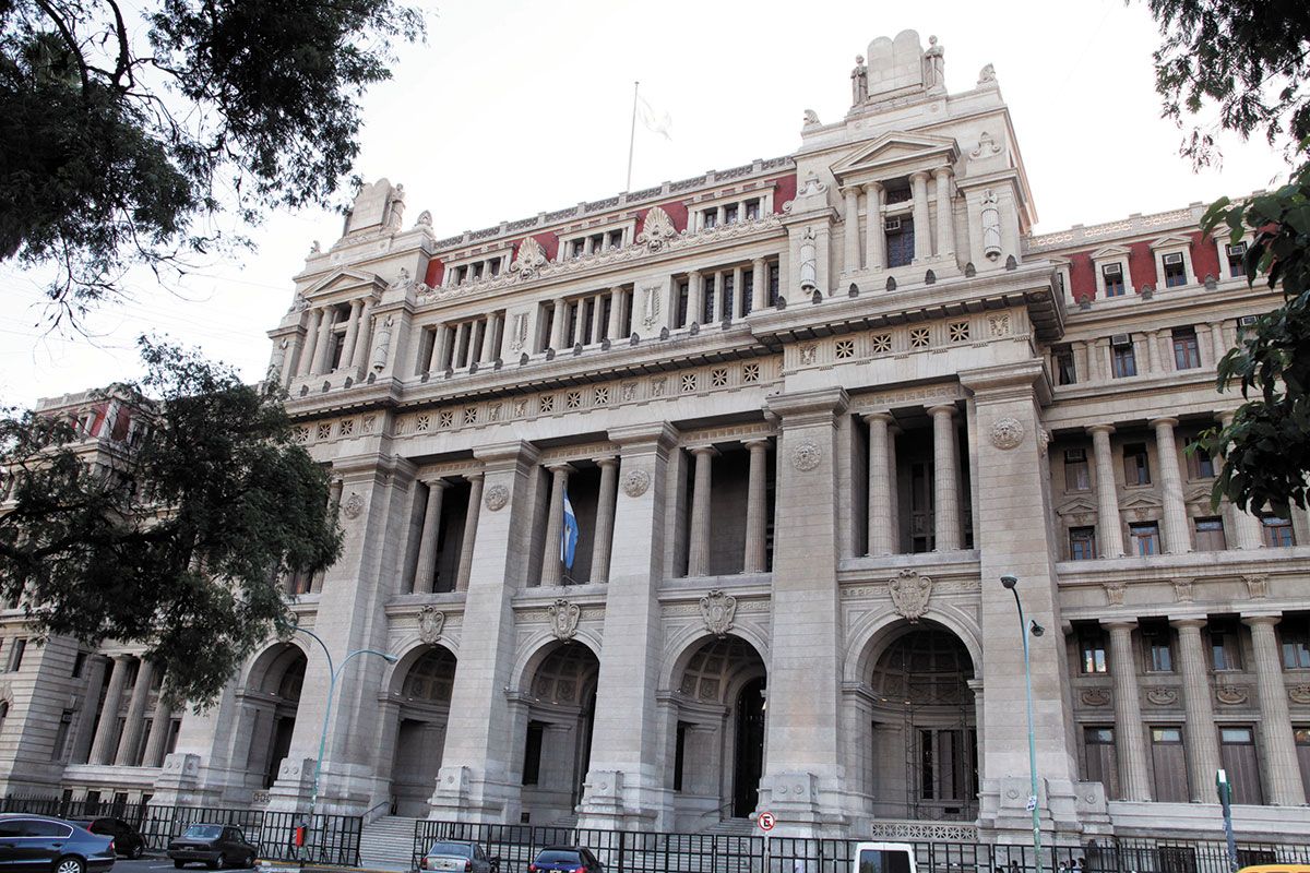 Postponement of the adversarial system: Federal Justice on the verge of disintegration